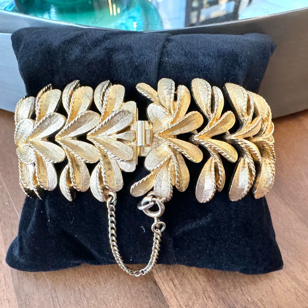 Vintage Gold Leaf Petals Clasp Bracelet - Picture 6 of 9